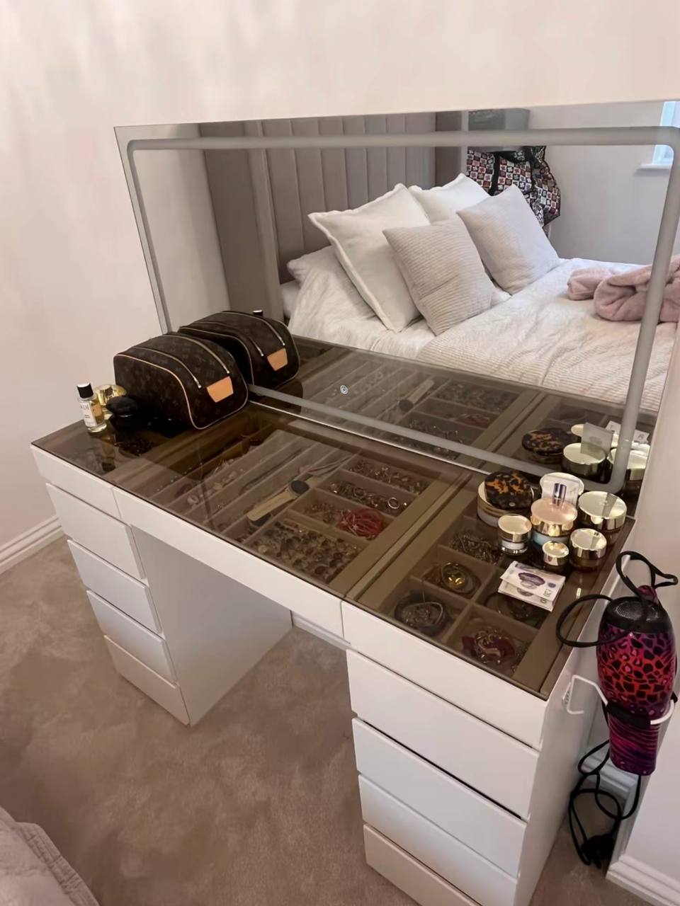 Customer photo of the WOLTU dressing table at home