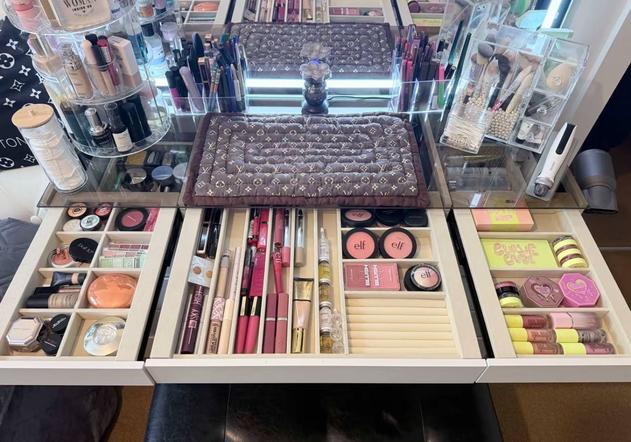 Customer photo of the WOLTU dressing table at home